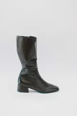 Bota de caña alta de cuero color rojo, con cierre lateral y taco cuadrado de 4 cm.