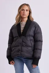 Campera puffer negra con cuello en V, cierre frontal con botones a presión y puños tejidos.