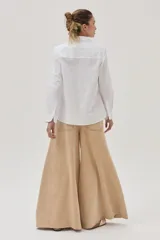 Camisa blanca de algodón y lino con bordado de flor en el frente.