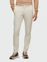 Pantalón de vestir color beige, corte slim fit, con bolsillos laterales y traseros.