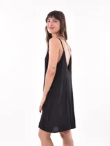 Vestido corto negro con breteles finos y escote en V.