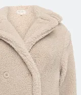 Saco alargado color beige de sherpa con cuello solapa, manga larga y abotonado delantero.