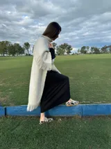 Zapatillas bajas con estampado animal print de vaca en blanco y negro, con cordones marrones y suela color caramelo.