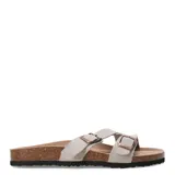 Sandalias negras tipo Birkenstock con dos correas ajustables con hebillas metálicas.