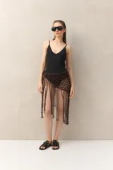 Malla enteriza celeste con textura, breteles finos y escote en V.