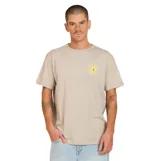Remera de manga corta color beige con cuello redondo. Presenta un pequeño estampado circular amarillo con el logo de Volcom en el pecho.