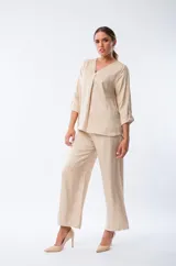 Pantalón palazo color beige con estampado animal print, cintura elastizada y lazo ajustable.