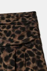 Falda pantalón corta con estampado de leopardo, tiro medio y detalle de volantes en capas.