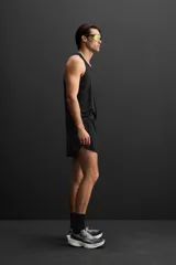 Shorts de running color verde oliva confeccionados en tejido técnico ligero y elástico con forro interior. Cintura elástica ajustable con cordón interior, bolsillo multifunción en la malla interior, bajo con corte al láser y logo estampado en la pernera.