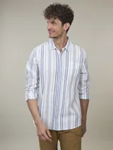 Camisa blanca a rayas verticales azules, de manga larga con cuello clásico y bolsillo en el pecho. Corte recto.