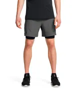 Short deportivo Under Armour modelo Vanish Woven 2in1, color gris con calza interior negra. Fabricado con tejido ultraligero, duradero y transpirable de secado rápido.