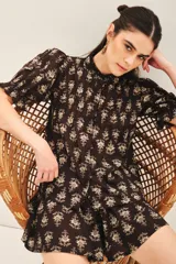 Camisa corta de voile de algodón color marrón con estampado floral, corte regular y mangas cortas abullonadas.