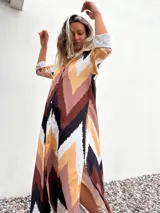 Vestido camisero largo con estampado de zig zag en tonos beige, marrón, blanco y negro.