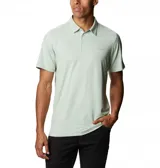 Polo de hombre Columbia Tech Trail, color blanco, de manga corta, con logo bordado en el pecho. Confeccionada en tejido hidroabsorbente Omni-Wick™ con elastano.