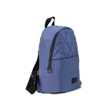 Mochila de tela color blanco con diseño capitoneado en la parte superior y textura tipo telar en la parte inferior. Tiene correas negras ajustables, asa superior y bolsillo frontal amplio. Incluye compartimento interno para iPad.