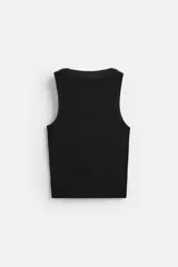 Musculosa negra ajustada al cuerpo, con cuello redondo y sisas amplias.