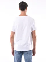 Remera gris de corte regular y mangas cortas.
