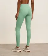 Calza legging deportiva color verde agua, de microfibra, con cintura ancha y bolsillos laterales.