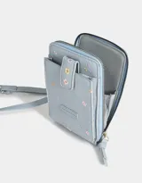 Porta celular de cuerina celeste con bordado de flores pequeñas, correa regulable, cierre superior con tirador, bolsillo frontal con solapa y broche a presión.