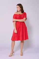 Vestido corto blanco con escote bardot, cintura fruncida y falda escalonada con vuelo.