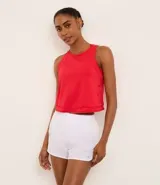 Musculosa deportiva roja de microfibra, sin estampa, con cuello redondo y encaje en la espalda.