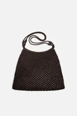 Bolso tipo shopper de tejido macramé marrón oscuro, con forma trapezoidal y asas de hombro trenzadas.