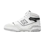 Championes de caña alta New Balance 650, color blanco con detalles en negro y gris.