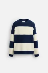 Sudadera de hombre de tejido rizo, corte holgado, con cuello redondo, manga larga y diseño a rayas horizontales en azul marino y blanco.