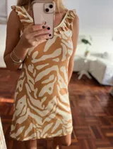 Camisón corto con estampado abstracto en tonos beige y blanco, con volados en el escote y tirantes finos.