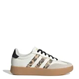 Championes Adidas Barreda color blanco con detalles en animal print y suela color caramelo.