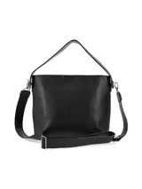 Cartera negra de cuero graneado con doble correa, una de hombro y otra bandolera regulable. Tiene cierre metálico con tirador de cuero, chapita metálica con el logo de la marca y detalles interiores con el logo de la marca y la inscripción "HECHO EN URUGUAY".