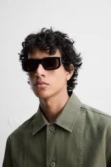 Sobrecamisa verde militar de algodón con estructura canvas, corte relaxed fit, cuello solapa, manga larga con puños abotonados, bolsillos frontales de plastrón con solapa, efecto lavado y cierre frontal con botones.