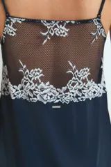 Camisón corto de color azul marino, con tirantes finos y escote en V adornado con encaje floral blanco.