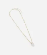 Collar largo con cadena de eslabones dorados y colgante de piedra natural rosa.