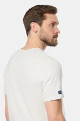 Remera celeste de manga corta con cuello redondo y bordado pequeño en el pecho. Corte clásico.