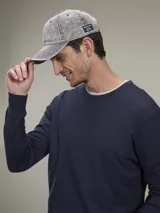 Sweater de punto color beige claro, de corte clásico y cuello redondo.