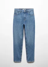 Pantalón de jean celeste, de corte mom-fit, tiro alto, con cinco bolsillos y cierre de cremallera y botón.
