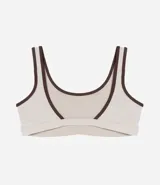 Top deportivo color marrón con breteles anchos y doble tira, copa desmontable, detalles contrastantes en color crema, escote en U delantero y escote en V en la espalda. Confeccionado en microfibra.