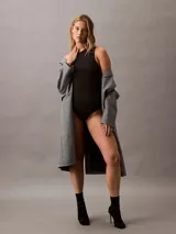 Body negro sin mangas, con escote redondo y corte ajustado.