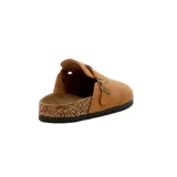 Zueco casual color camel con hebilla ajustable y suela baja.
