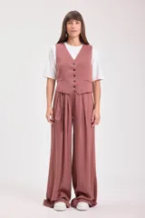 Pantalón palazzo color terracota, de tiro alto con pinzas y lazo en la cintura.