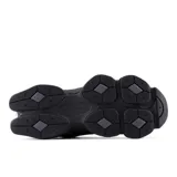 Championes New Balance modelo 9060, color negro con detalles en gris oscuro. Presentan una silueta chunky con superposiciones de gamuza y malla, y una entresuela sobredimensionada con tecnología ABZORB.