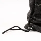 Cartera negra de cuero con textura granulada, forma rectangular y cierre superior con cremallera. Tiene una correa de hombro ajustable con apliques metálicos y detalles de cordones en los laterales.