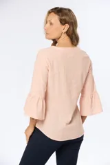 Blusa color beige de lino con botones metálicos personalizados y mangas 3/4 con volados.
