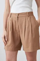 Short color tostado de lino con pinzas, tiro alto y bolsillos laterales.