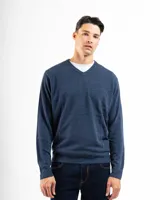 Sweater negro de punto con cuello en V, de calce regular.