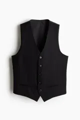 Chaleco de vestir negro con cuello en V, cierre de botones y bolsillos ribeteados. Espalda de tejido brillante con trabilla ajustable. Corte ajustado y forro interior.