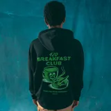 Hoodie negro con bolsillo tipo canguro y estampado frontal con el texto "420 Breakfast Club" en color verde.