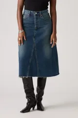 Falda midi de jean azul con corte en A, tiro alto, cierre frontal con botones y ruedo desflecado.