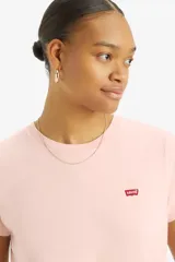 Remera de algodón color rosa claro, de corte recto y cuello redondo. Presenta logo de Levi's en el pecho.